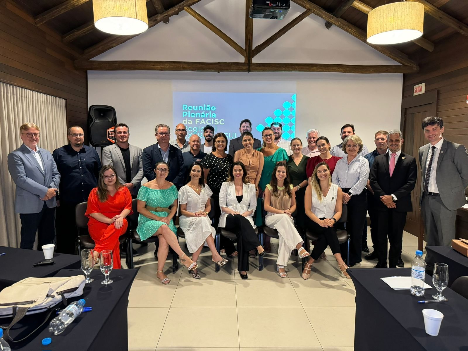 Empresários e lideranças públicas participam de plenária da FACISC para discutir segurança